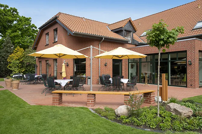 Terrasse und Garten vom Landhotel Behre in Lehrte/Ahlten