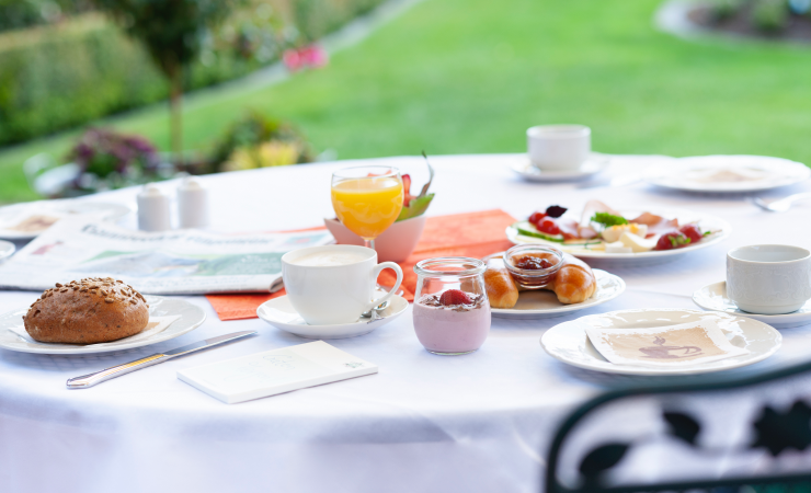 Frühstückstisch auf der Terrasse